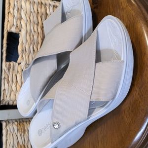 BZees Sandals Size 9.5